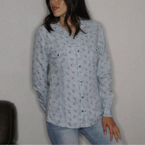 Kiss & Cry Tops - Kiss & Cry Light Blue Floral Linen Chambray Snap Button Shirt Size M